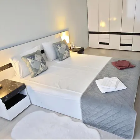 White Pearl - Location, Bright & Spacious, Newly Renovated *