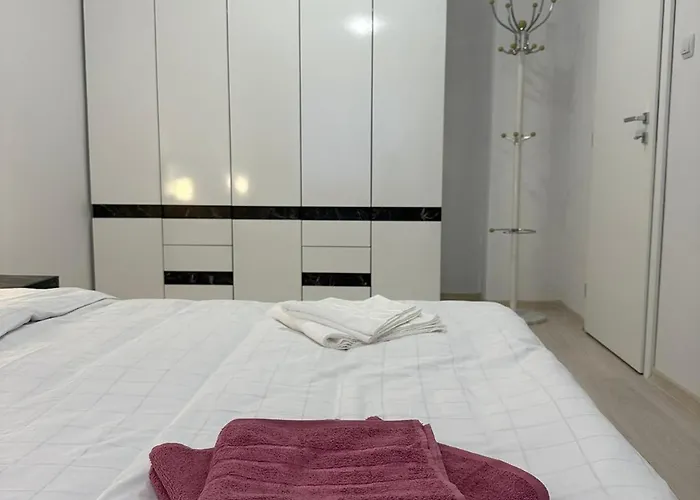 White Pearl - Location, Bright & Spacious, Newly Renovated