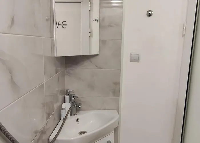 White Pearl - Location, Bright & Spacious, Newly Renovated *