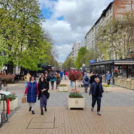 White Pearl - Location, Bright & Spacious, Newly Renovated